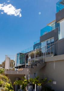 悉尼Bondi Lock-Down Retreat, The Cute Place To Put Up Your Feet的带阳台和蓝天的建筑