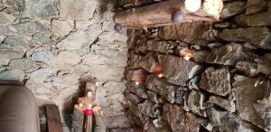 Santa-Lucia-di-MercurioU paliaghju, une cabane de berger pour vivre un dépaysement total的墙前有蜡烛的石墙