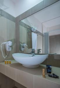 纳克索乔拉纳克索斯假日酒店的浴室设有白色水槽和镜子