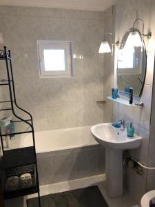 德罗贝塔-塞维林堡Blue Apartment的浴室配有盥洗盆和浴缸。