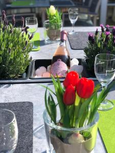 萨尔布吕肯Hotel Angelo的一张桌子,上面放着一瓶葡萄酒和鲜花