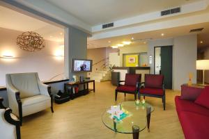 卢特拉艾季普苏伊利安Spa酒店的客厅配有沙发、椅子和桌子