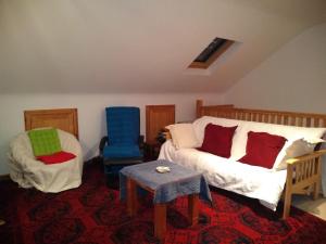 Lomanaghtranquil apartment near Kenmare的客厅配有沙发和两把椅子