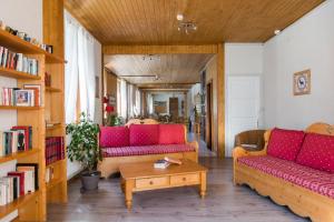 西克斯特萨瓦尼村庄假日酒店的客厅配有两张沙发和一张咖啡桌