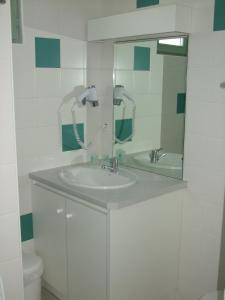 西克斯特萨瓦尼村庄假日酒店的一间带水槽和镜子的浴室