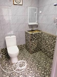 停泊岛Perhentian Chomel Chalet的浴室配有白色卫生间和盥洗盆。