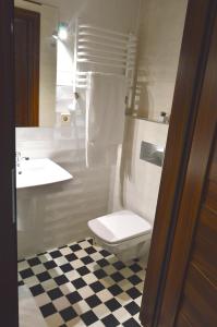 卡托维兹Ozonowane Apartamenty Next to Galeria Katowice的白色的浴室设有卫生间和水槽。