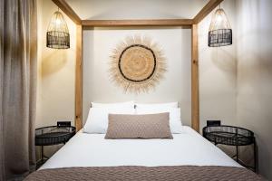 费拉圣乔吉奥酒店的卧室配有白色的床和两把椅子