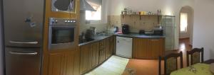 BeláHoliday Home Mia的厨房配有木制橱柜和炉灶烤箱。