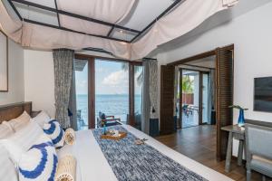 波普托Peace Resort Samui的一间卧室设有一张床,享有海景