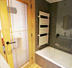 瓦伦西亚德奥尼罗帕勒酒店的带浴缸和玻璃淋浴间的浴室。