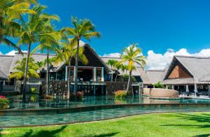 贝尔马尔康斯丹毛里求斯贝尔玛尔度假酒店的一个带游泳池和棕榈树的度假村