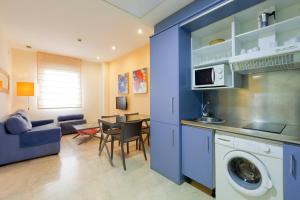 博尔穆霍斯塞维利亚阿加拉菲公寓酒店的厨房以及带洗衣机的起居室。