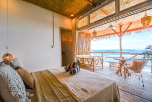 乌鲁瓦图Le Cliff Bali的一间卧室配有一张床,享有海景