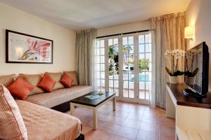 松霍里吉尔梅诺卡岛俱乐部集团酒店的客厅配有沙发和桌子