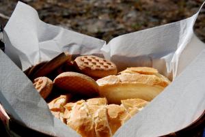 卡拉古诺内Agriturismo Su Tiresi的篮子里的一篮面包和饼干