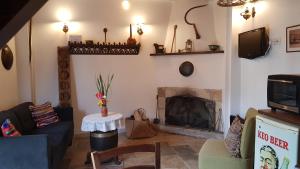 卡西卡斯米哈利斯阿诺雅传统石屋乡村民宿的带沙发和壁炉的客厅