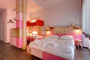 汉堡翰堡城中心梅尼奈格酒店的一间卧室配有一张大床和一张双层床。