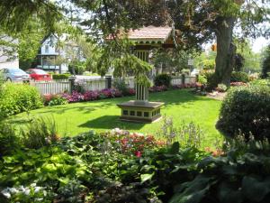五月岬郡Thomas Webster House的庭院中间带长凳的花园