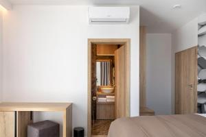 奥洛穆茨4 SMART HOTEL的卧室设有白色的墙壁、一张床和镜子