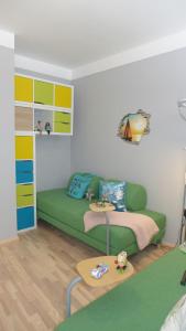 波别罗沃Apartamenty Silence Baltic Plaża Bałtyku的客厅配有绿色沙发和桌子