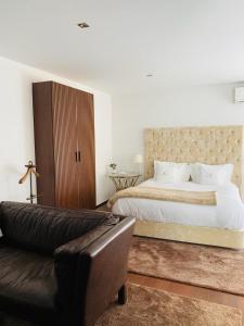 梅桑弗里乌昆塔博斯克旅馆的一间卧室配有一张大床和一张沙发