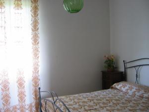 圣阿尔坎杰洛-迪罗马涅La Fattoria的一间卧室设有一张床和一个窗口