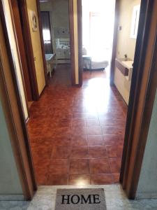皮内托Appartamento da Marco的房屋内铺着瓷砖地板的走廊