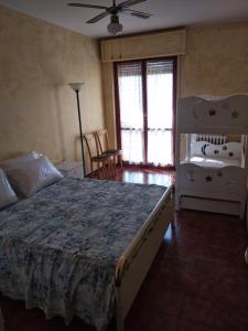 皮内托Appartamento da Marco的一间卧室设有床、窗户和水槽