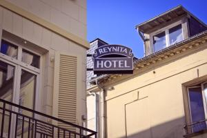 滨海图维列雷尼塔酒店的大楼一侧酒店标志