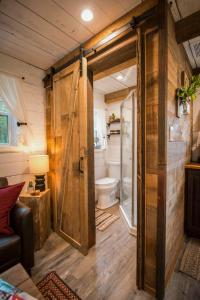 韦科Cozy Cabin Little Red Hen 12 min to Magnolia的一间带卫生间和推拉门的浴室