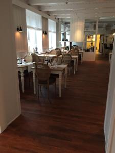 弗伦斯堡诺德科瑞兹酒店的一间设有白色桌椅的用餐室