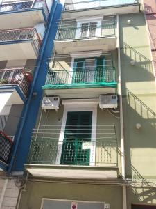 巴列塔Dal Gallo的公寓大楼设有2个阳台和窗户。