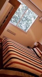 布宜诺斯艾利斯Confortable 2 ambientes en Recoleta Excelente Ubicacion的一间卧室设有一张大床和大窗户