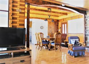 苏必利尔湖Chalet Riverain CRDS Tremblant的客厅配有电视和桌椅
