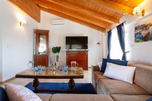 塞科夫列Residence Gold Istra的客厅配有沙发和桌子