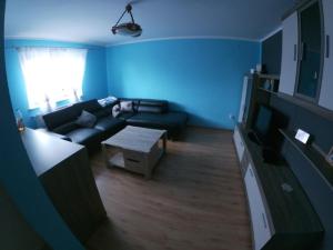 兹瓦尔东Na szlaku的蓝色的客厅配有沙发和桌子