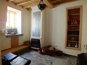 利洛Casa da Granxeira的客厅设有壁炉和窗户。