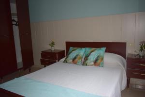 布埃乌As Carreiras的一间卧室配有白色床和2个床头柜