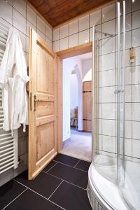 格门德蒂格斯Hotel Gasthof Eder GmbH的带淋浴的浴室和玻璃门