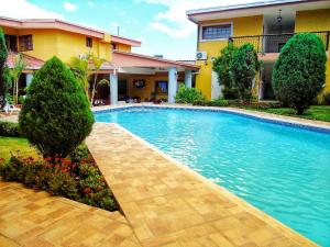 马那瓜Hotel Los Pinos的房屋前的游泳池