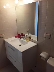 美洲海滩Apartment Venezuela的一间带水槽、镜子和卫生间的浴室