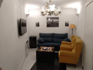 塞特尼尔Alojamiento Rural Carmen的客厅配有蓝色的沙发和椅子