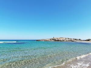 CamisaB&B Monte Gruttas的一片蓝水和岩石海滩
