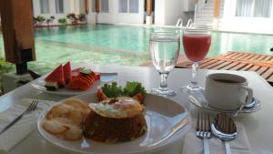 婆罗浮屠Sinom Borobudur Heritage Hotel的餐桌,饭盘和饮料