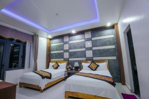 峰牙图翁凯酒店的一间卧室配有两张床和床头板