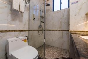 海口海南京山酒店的带淋浴、卫生间和盥洗盆的浴室