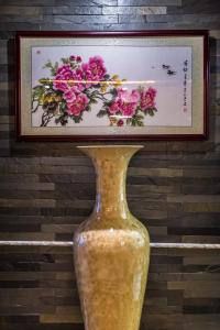 海口海南京山酒店的画前的花瓶,有粉红色的花朵