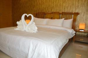 布赖代Yara Suites的天鹅装饰,在旅馆房间床上