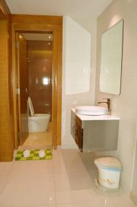 布赖代Yara Suites的一间带水槽和卫生间的浴室